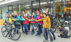 Bike-Reparaturkurs: chicks mit dem Einstimmungsgetränk! Pic: Klemens Weinhandl