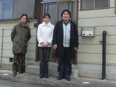 家の前で Takano,Miyuki&Takahashi