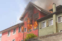 Die Flammen schlagen durch die Fenster