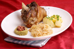 Mit Prothesen kann man oft nicht mehr alles essen, was man will. Das Essen schmeckt nicht mehr so gut, weil die Prothese den Gaumen abdeckt.
