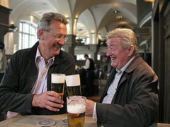 Mit gut sitzenden "Dritten" können Sie unbefangen reden und lachen. Das macht Sie im Umgang mit anderen sicherer.