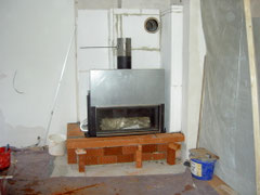 Das tragfähige Gerüst der späteren Sitzbank besteht aus Ziegelplatten (Hourdisplatten)