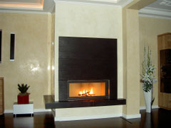 eleganter und zugleich moderner Kamin mit großer Sichtscheibe