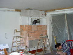 Die Strahlungsflächen aus Schamotte werden fertiggestellt.