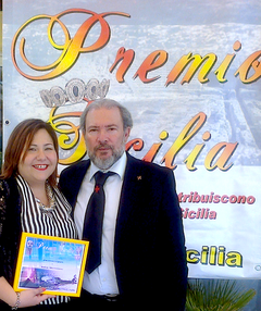 Elisa Martorana riceve il Premio Sicilia 2014, in foto con il Gran Maestro dei Cavalieri Templari Federiciani di Sicilia Corrado Armeri. Giardini Naxos 14-06-2014. 