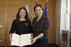 Inge Bell und Christine Haderthauer bei der Verleihung des Bundesverdienstkreuzes