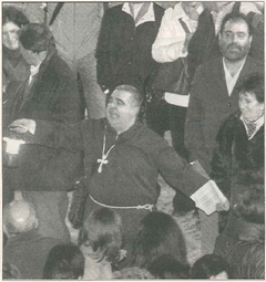 FRAY FORTÚN COMO GUÍA. Pedro Echávarri, que encarnó al maestro de ceremonias Fray Fortún, guía al público que presenciaba la representación. (Foto: Diego Echeverría)