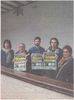 La concejal de Cultura, Silvia García, junto a los miembros de Kilkarrak Pedro Echávarri, Javier Hernández, Ángel Hervás y Luci Echávarri. (Foto: R.A.)