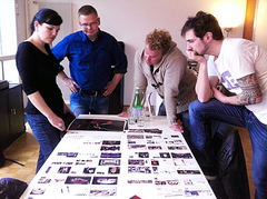 (V.l.n.r.) Karin Schnelli (graphisches Konzept und Gestaltung), Christoph Soltmannowski und die beiden DivertiMentos Jonny Fischer und Manuel Burkart bei der Arbeit