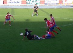 Imagen del encuentro de la temporada pasada, que finalizó con triunfo rojiblanco por 2-0.