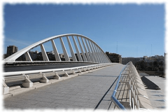 El Puente de la Exposición en Valencia  y la estación de metro constituyen una singular obra de ingeniería diseñada por el ingeniero y arquitecto Santiago Calatrava, 