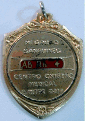 9. Medalla escudada con eslabón para la Identificación del Grupo Sanguíneo.