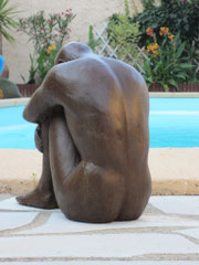 "l'homme assis" sculpture argile homme nu