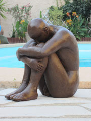 "l'homme assis" sculpture argile homme nu