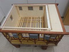 Der erste Stock - Brutraum für 11 Waben - mit Bausperre.