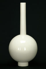 Design Vase aus zwei Teilen, gegossenes Porzellan von Hand geschnitten, H 37,5 cm