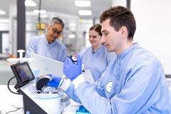 Mitarbeiter einer Biotech-Firma bei der Messung der Nukleinsäurekonzentration