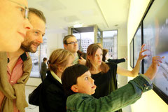 Kleine Forscher an den Touchscreens der Max Planck Science Gallery