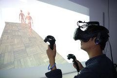 Forscher  beim Experiment mit virtueller Realität
