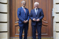 Bundespräsident Frank-Walter Steinmeier mit Stefan Mair, Vorstand SWP