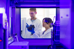 Mitarbeiter einer Biotech-Firma bei der Roboterprogrammierung
