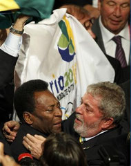 ２０１６年の五輪開催都市にリオデジャネイロが選ばれ、ペレ氏（左）と抱き合って喜ぶブラジルのルラ大統領＝２日、コペンハーゲン（ロイター）