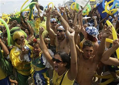 １６年夏季五輪の開催が決まり、ブラジルのコパカバーナ海岸で喜ぶ人たち（ＡＰ）