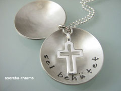 Medaillon (Gr. L) mit Kreuz innen (bitte Kreuz beim Bestellen mit angeben)