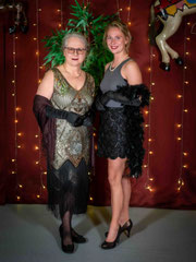 Gäste in Abendgarderobe bei Burlesque Show in Düsseldorf