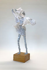 Puristische, weiße  Skulptur aus Pappmache mit wehendem Gewand - montiert auf geölten Sockel aus Eiche - Größe der Skulptur inklusive Sockel : ca. 40 cm -verkauft-