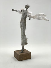 Monochrome  Skulptur - mixed media - Größe: ca. 41 x 3 x 18 cm - Titel: Stehender im Wind
