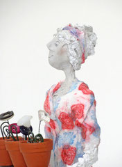 Aufwändige Skulptur aus Pappmache mit buntem Kleid und Blumen - montiert auf geölten Sockel aus  massiver Eiche - Größe ca. 36cm  - Titel: Gärtnern macht glücklich! -verkauft-