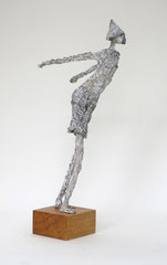 Poetische Skulptur aus Pappmache mit  - montiert auf geölten Sockel aus Eiche - Größe ca. 42  cm  - Titel:  Aufbruch ins  Ungewisse -verkauft-