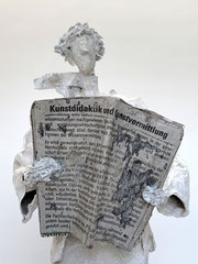 Puristische, helle Skulptur aus Pappmache/mixed media mit Koffer und Zeitung - Serie: Bon voyage - montiert auf geölten Sockel aus Eiche - Größe der Skulptur inklusive Sockel : ca. 39 cm -verkauft-  