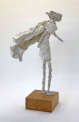Filigrane, schlichte, elfenbeinfarbene Skulptur aus Pappmache (mixed media) - montiert auf geölten Sockel aus Eiche - Größe ca: 42 x 18 x 21 cm  - Titel: Gehender