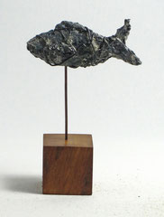 Fisch-Skulptur aus Pappmache mit Patina - montiert auf geölten Sockel aus Eiche- Länge : ca. 9 cm, Höhe ca: 14 cm- Titel: Fischstäbchen -verkauft-