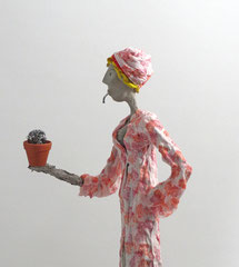 Große, aufwändig  gestaltete Skulptur aus Pappmache - montiert auf geölten Sockel aus Eiche - Größe ca. 76 cm  - Titel: Concierge mit Kaktus -verkauft-