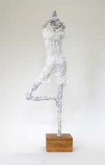 Schlichte, weiße Skulptur aus Pappmache- montiert auf geölten Sockel aus Eiche - Größe ca. 50 cm  - Titel: Der Baum oder verwurzelt sein -verkauft-