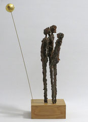 Skulpturengruppe aus Pappmache mit Eisenpatina und Blattgold - montiert auf Sockel aus geölter Eiche - Größe der Skulptur: ca. 40 cm bis zum Mond, Größe der Figuren ca. 26 cm- Titel: Vollmond -verkauft-