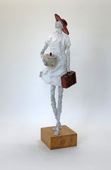 Puristische, helle Skulptur aus Pappmache/mixed media mit Koffer - Serie: Bon voyage - montiert auf geölten Sockel aus Eiche - Größe der Skulptur inklusive Sockel : ca. 45 cm 