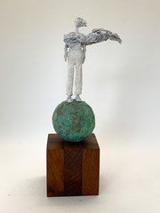Kleine Skulptur aus Pappmache/mixed media - montiert auf stabverleimten, geölten Sockel aus Irokoholz- Größe ca. 40 cm  - Titel: They put a man on the moon