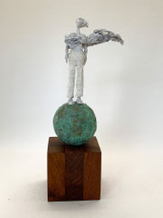 Kleine Skulptur aus Pappmache/mixed media - montiert auf stabverleimten, geölten Sockel aus Irokoholz- Größe ca. 40 cm  - Titel: They put a man on the moon