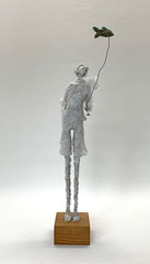 Filigrane, schlichte  Skulptur aus Pappmache/mixed media mit Fisch -  Serie: Wind und Sturm  - montiert auf geölten Sockel aus geöltem Eichenholz - Größe der Skulptur inklusive Sockel : 53 x 12 x 12 cm - Titel: Mit Fisch im Wind