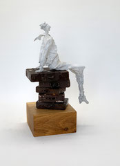 Puristische, helle Skulptur aus Pappmache/mixed media auf Koffern sitzend  - Serie: Bon voyage - montiert auf geölten Sockel aus Eiche - Größe der Skulptur inklusive Sockel : ca. 30 cm -verkauft-  