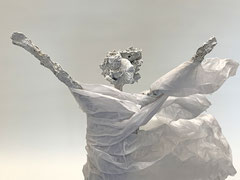 Filigrane Skulptur im Wind - montiert auf geölten Sockel aus  massiver Eiche - Größe ca. 42 cm - ohne Titel  -verkauft-