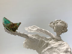 Filigrane Skulptur im Wind mit kupferpatiniertem Boot- montiert auf geölten Sockel aus massiver, geölter Eiche - Größe ca. 45 cm - ohne Titel - Ausgestellt-