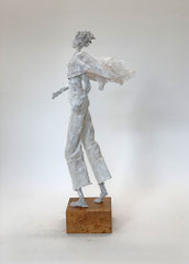 Puristische, filigrane Skulptur aus Pappmache / mixed media  - montiert auf geölten Sockel aus Eiche - Größe der Skulptur inklusive Sockel : ca. 46 cm - Titel: Elsewhere - ausgestellt Galerie Tobien/Husum