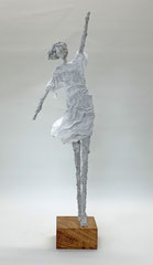 Puristische, filigrane  weiße  Skulpturengruppe aus Pappmache mit wehendem Gewand - montiert auf geölten Sockel aus Eiche - Größe der Skulptur inklusive Sockel : ca. 54 cm - Titel: Balancierende