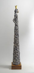 Figur aus Papiermache - montiert auf geölten Sockel aus Eiche -  Krone gebrochen  blattvergoldet - Größe ca. 74 cm  - Titel: Fein gemacht!  -verliehen-