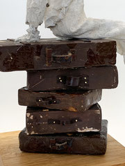 Puristische, helle Skulptur aus Pappmache/mixed media auf Koffern sitzend  - Serie: Bon voyage - montiert auf geölten Sockel aus Eiche - Größe der Skulptur inklusive Sockel : ca. 30 cm -verkauft-  